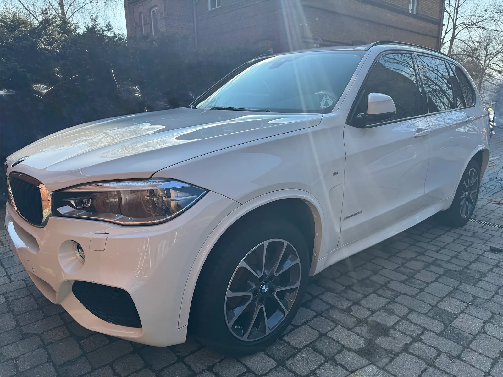 Gereinigter weißer BMW SUV