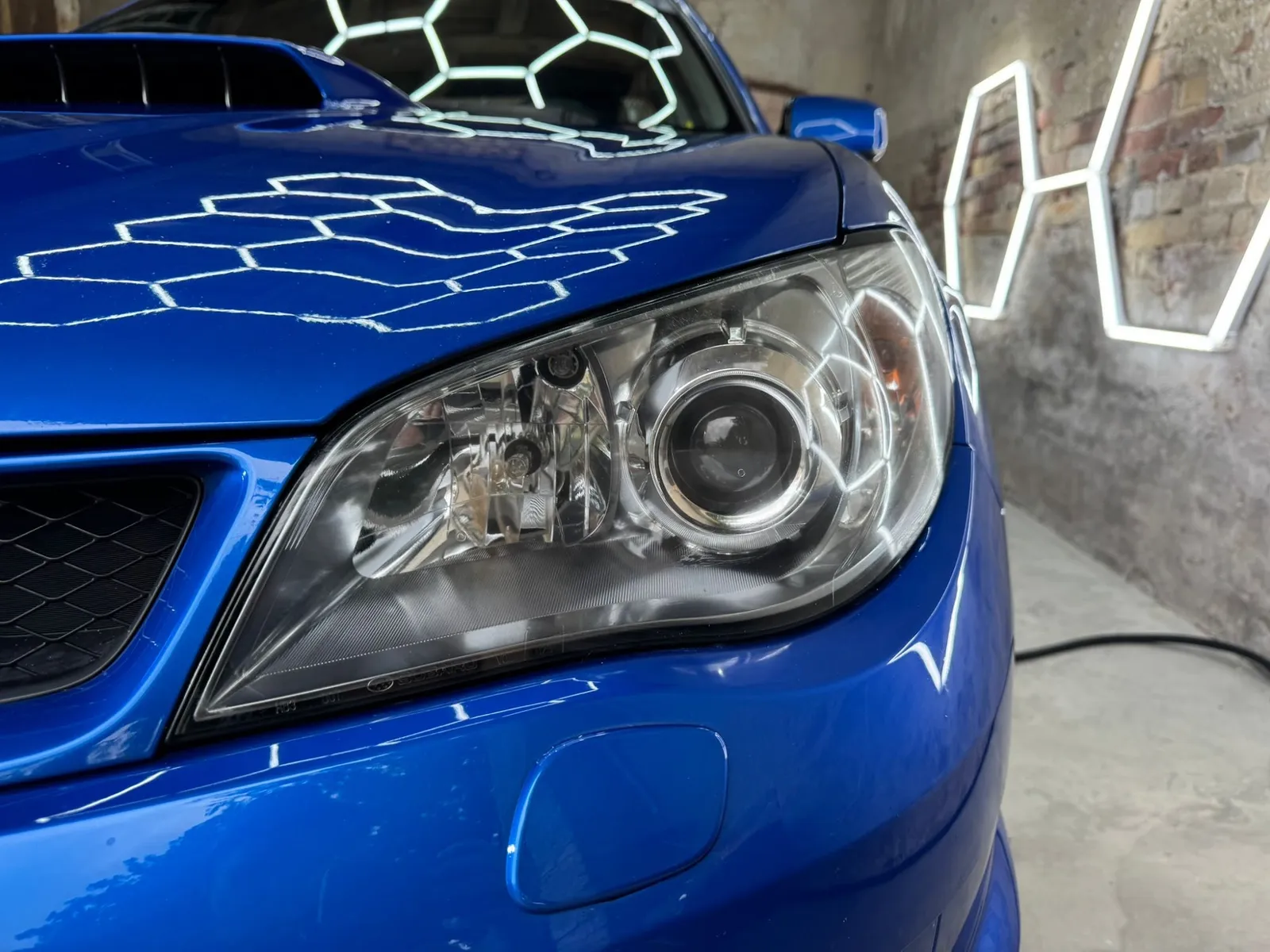 Aufbereiteter, klarer Scheinwerfer an einem blauen Subaru