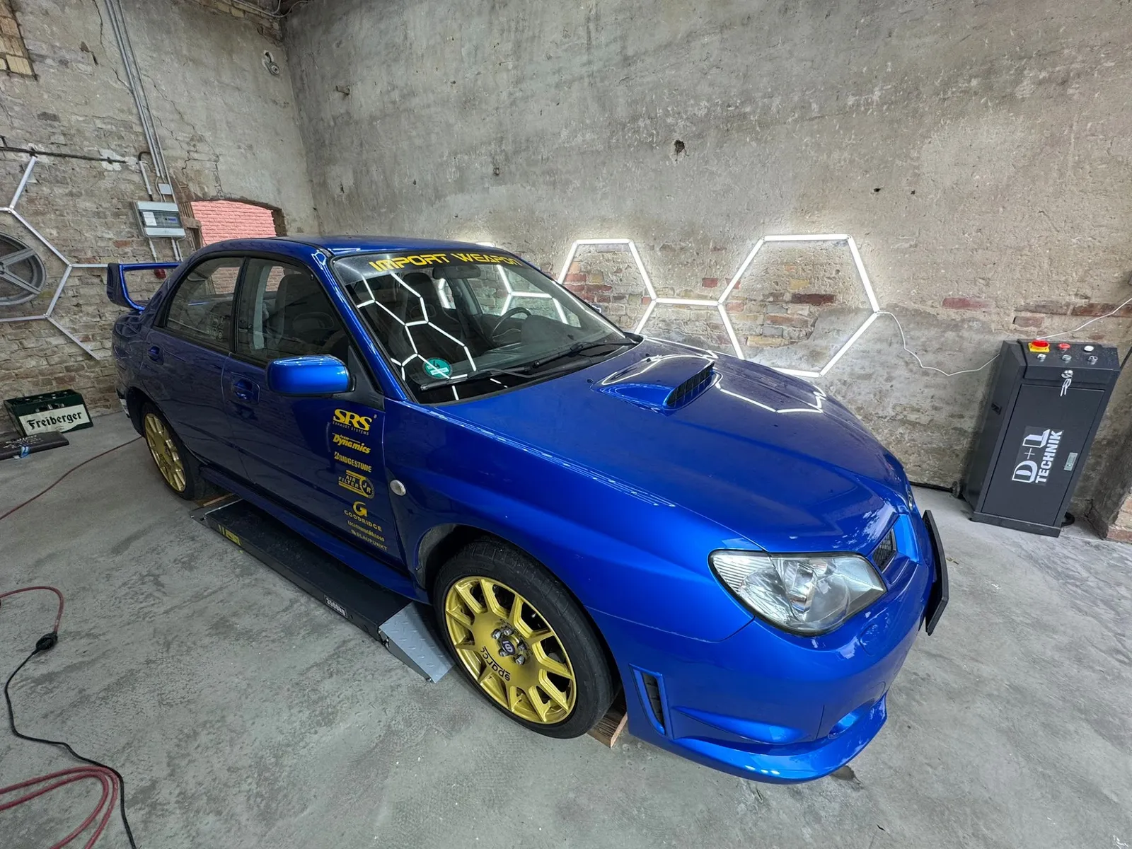 Blauer Subaru WRX nach Lack- und Scheinwerferaufbereitung