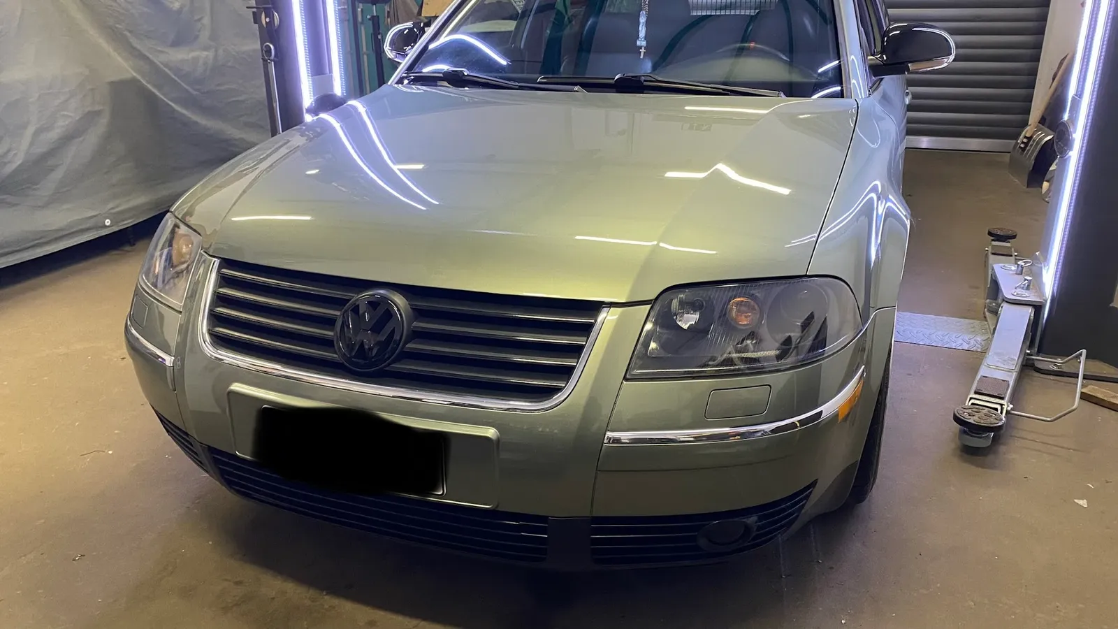 Polierte Front eines grünen VW Passat nach der Aufbereitung